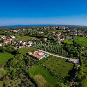 Istra, luksuzna novoizgrađena vila s bazenom, parcela 5.764m2