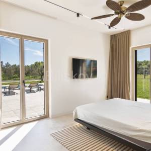 Istra, luksuzna novoizgrađena vila s bazenom, parcela 5.764m2