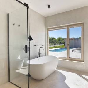 Istra, luksuzna novoizgrađena vila s bazenom, parcela 5.764m2