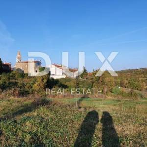 ISTRA, MOMJAN – Atraktivno zemljište s pogledom i kamenim objektima