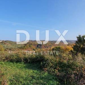 ISTRA, MOMJAN – Atraktivno zemljište s pogledom i kamenim objektima