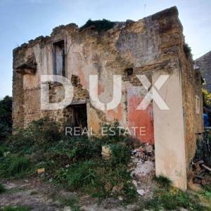 ISTRA, MOMJAN – Atraktivno zemljište s pogledom i kamenim objektima