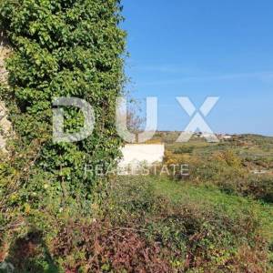 ISTRA, MOMJAN – Atraktivno zemljište s pogledom i kamenim objektima