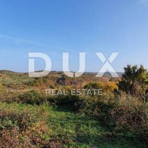 ISTRA, MOMJAN – Atraktivno zemljište s pogledom i kamenim objektima