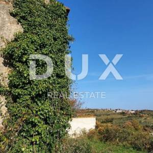 ISTRA, MOMJAN – Atraktivno zemljište s pogledom i kamenim objektima
