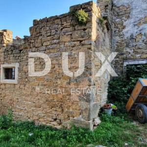 ISTRA, MOMJAN – Atraktivno zemljište s pogledom i kamenim objektima