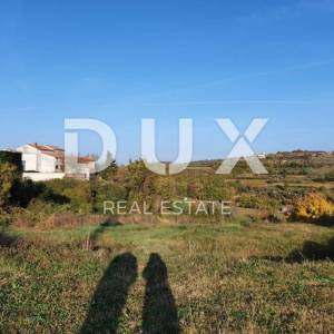 ISTRA, MOMJAN – Atraktivno zemljište s pogledom i kamenim objektima