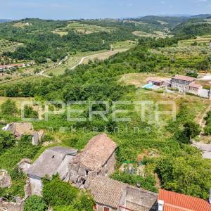 Istra, Momjan-kuće za renovaciju s okućnicom