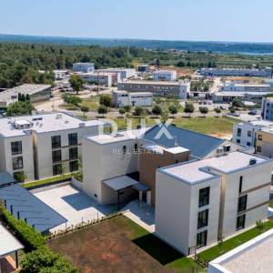 ISTRA, NOVIGRAD - Luksuzan stan s vrtom u novogradnji