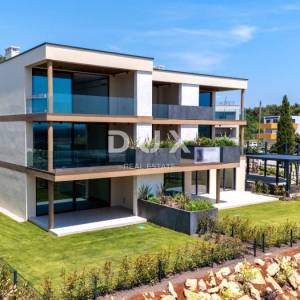 ISTRA, NOVIGRAD - Luksuzan stan s vrtom u novogradnji