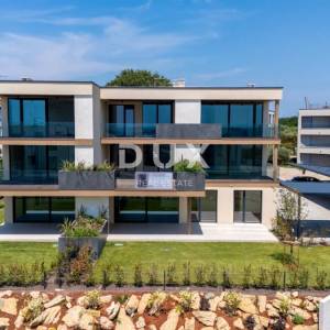 ISTRA, NOVIGRAD - Luksuzan stan s vrtom u novogradnji
