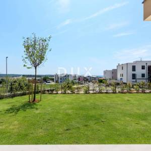 ISTRA, NOVIGRAD - Luksuzan stan s vrtom u novogradnji