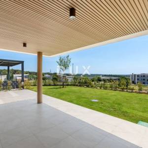 ISTRA, NOVIGRAD - Luksuzan stan s vrtom u novogradnji