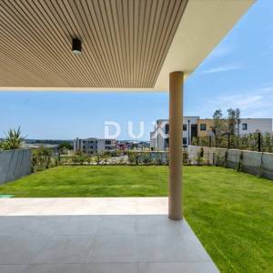 ISTRA, NOVIGRAD - Stan s vrtom u luksuznoj novogradnji