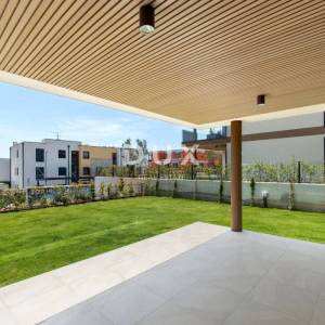 ISTRA, NOVIGRAD - Stan s vrtom u luksuznoj novogradnji