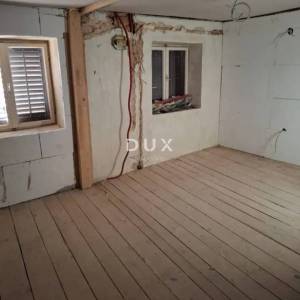 ISTRA, PAZIN - Samostojeća kamena kuća za djelomičnu adaptaciju