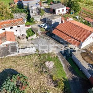 Istra, Pićan- Imanje s kućom i 4 dodatna objekta