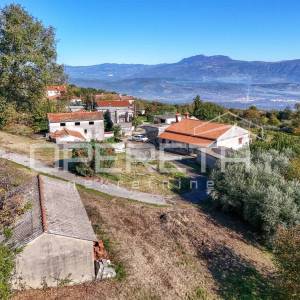 Istra, Pićan- Imanje s kućom i 4 dodatna objekta