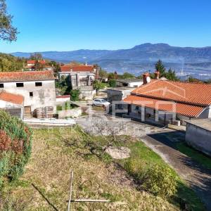 Istra, Pićan- Imanje s kućom i 4 dodatna objekta