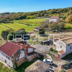 Istra, Pićan- Imanje s kućom i 4 dodatna objekta