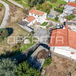 Istra, Pićan- Imanje s kućom i 4 dodatna objekta