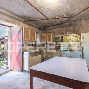 Istra, Pićan- Imanje s kućom i 4 dodatna objekta