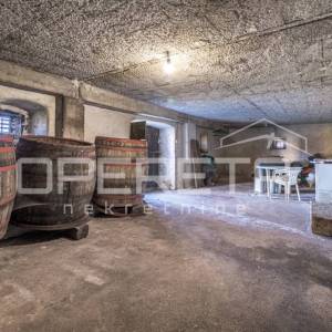 Istra, Pićan- Imanje s kućom i 4 dodatna objekta