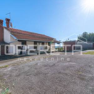 Istra, Pićan- Imanje s kućom i 4 dodatna objekta