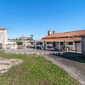 Istra, Pićan- Imanje s kućom i 4 dodatna objekta