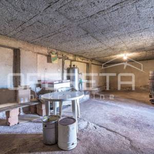 Istra, Pićan- Imanje s kućom i 4 dodatna objekta