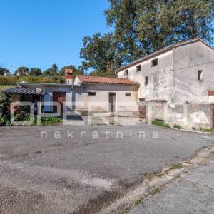 Istra, Pićan- Imanje s kućom i 4 dodatna objekta
