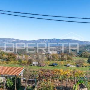 Istra, Pićan- Imanje s kućom i 4 dodatna objekta