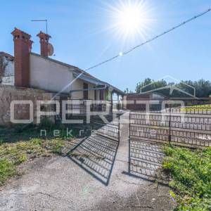 Istra, Pićan- Imanje s kućom i 4 dodatna objekta