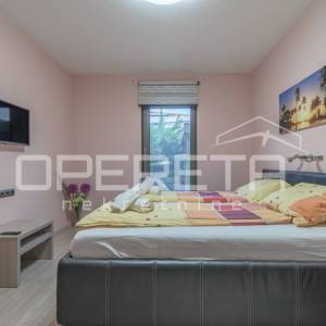 Istra, Poreč- Dvojna kuća s dva stana i dvorištem