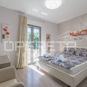 Istra, Poreč- Dvojna kuća s dva stana i dvorištem