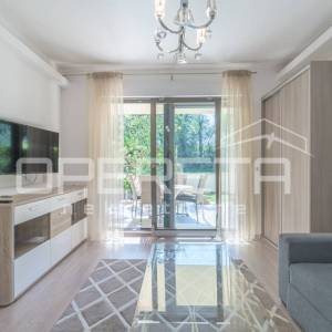 Istra, Poreč- Dvojna kuća s dva stana i dvorištem