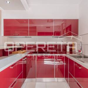 Istra, Poreč- Dvojna kuća s dva stana i dvorištem