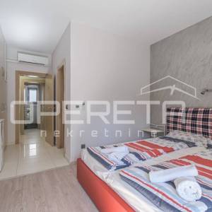 Istra, Poreč- Dvojna kuća s dva stana i dvorištem