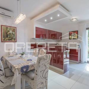 Istra, Poreč- Dvojna kuća s dva stana i dvorištem