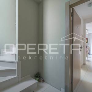 Istra, Poreč- Dvojna kuća s dva stana i dvorištem