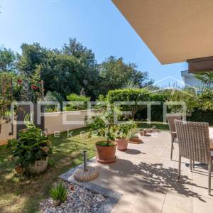 Istra, Poreč- Dvojna kuća s dva stana i dvorištem