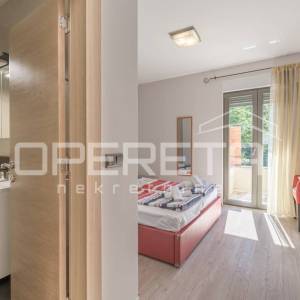 Istra, Poreč- Dvojna kuća s dva stana i dvorištem