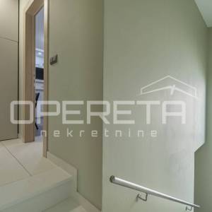 Istra, Poreč- Dvojna kuća s dva stana i dvorištem