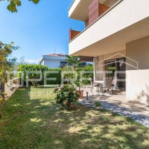 Istra, Poreč- Dvojna kuća s dva stana i dvorištem