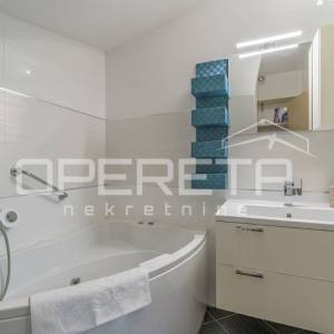 Istra, Poreč- Dvojna kuća s dva stana i dvorištem