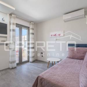 Istra, Poreč- Dvojna kuća s dva stana i dvorištem