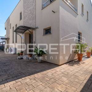 Istra, Poreč- Dvojna kuća s dva stana i dvorištem