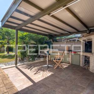 Istra, Poreč- Dvojna kuća s dva stana i dvorištem