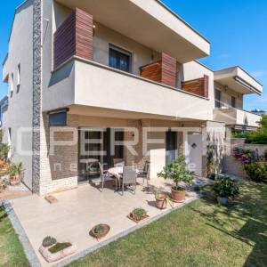 Istra, Poreč- Dvojna kuća s dva stana i dvorištem