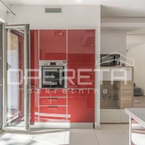 Istra, Poreč- Dvojna kuća s dva stana i dvorištem